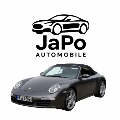 Schwarzer Porsche 911 Cabriolet mit JaPo Automobile-Logo oben.
